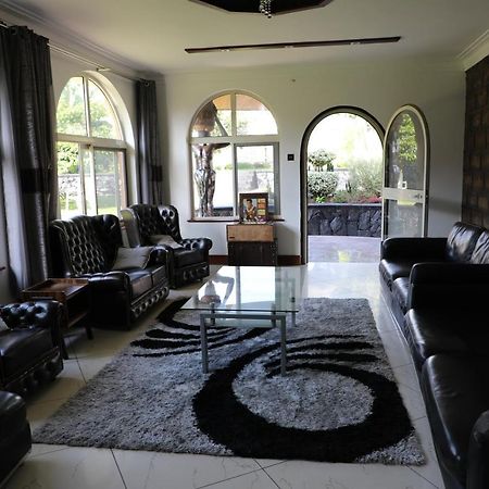 Stallion Place - Bed And Breakfast Kampala Buitenkant foto