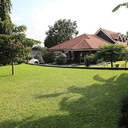 Stallion Place - Bed And Breakfast Kampala Buitenkant foto